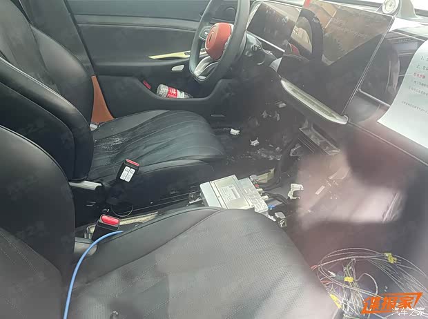 红旗H9 PHEV内饰谍照 采用全新三屏设计 外观与内饰升级